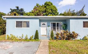 Cheerful 3-Bedroom Home /Ac+ Free Parking